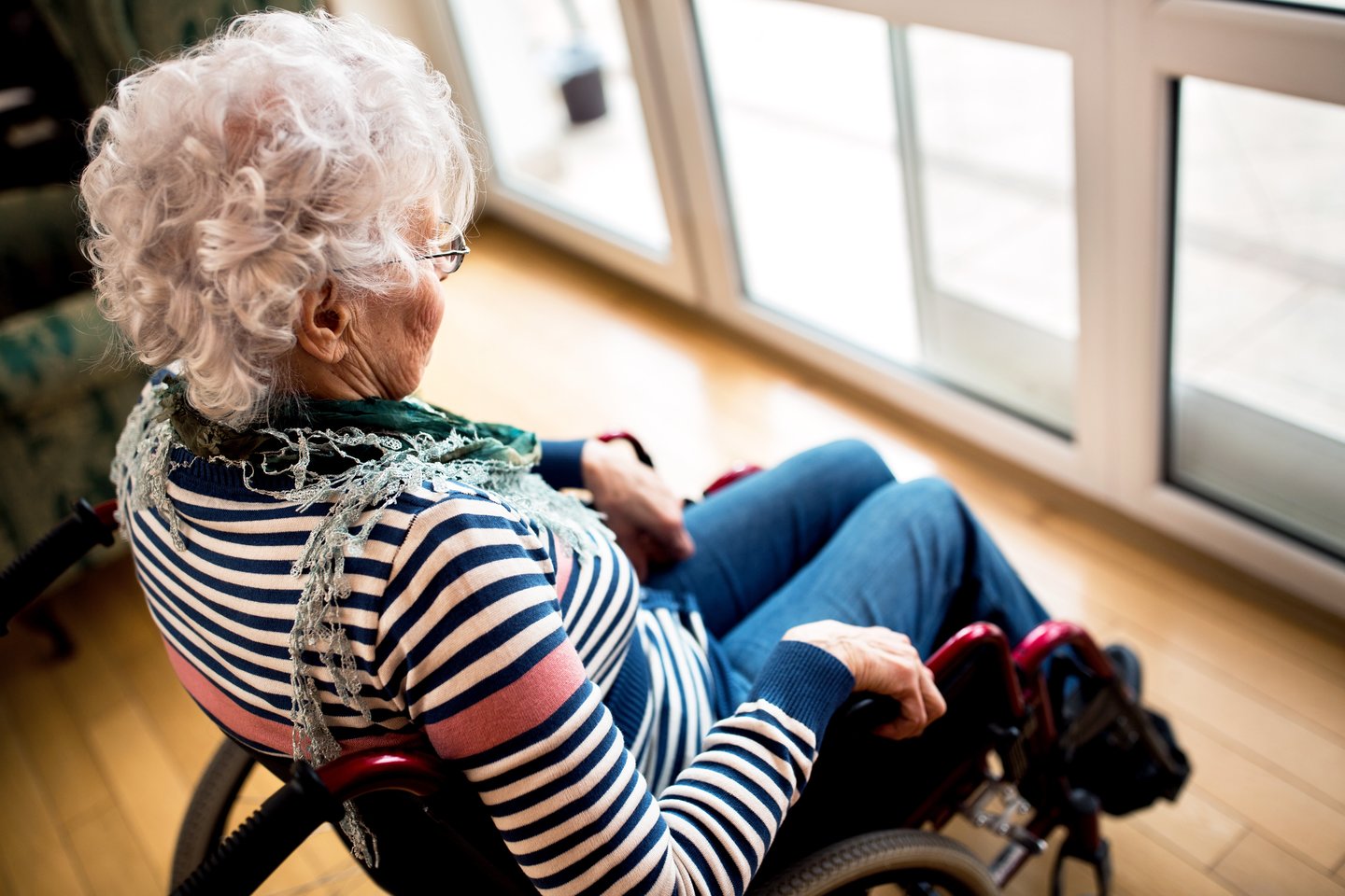 Į neįgaliojo vežimėlį atsisėdusiai moteriai už likimo smūgius skaudesnis buvo žmonių abejingumas.<br> 123rf asociatyvioji nuotr.
