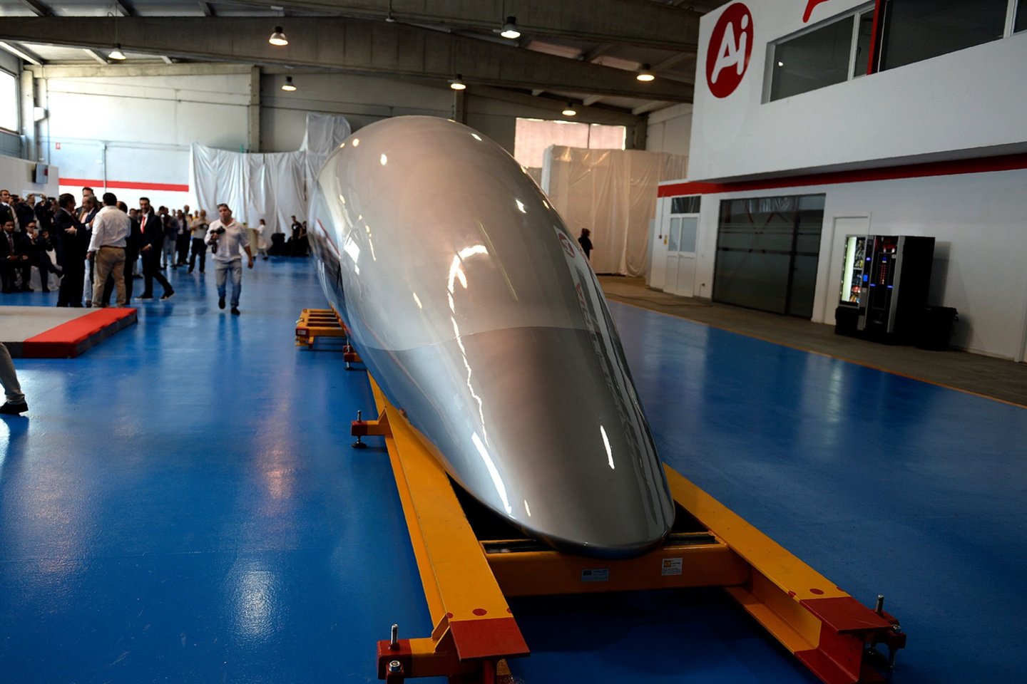  Bendrovė „Hyperloop Transportation Technologies“ pristatė pirmąją savo keleivinę kapsulę.<br> AFP / Scanpix nuotr.