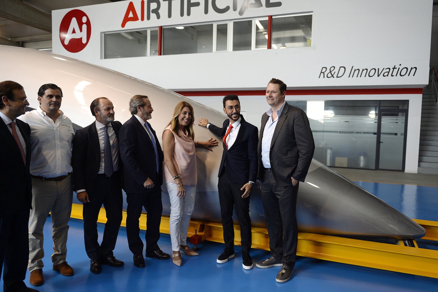  Bendrovė „Hyperloop Transportation Technologies“ pristatė pirmąją savo keleivinę kapsulę.<br> AFP / Scanpix nuotr.