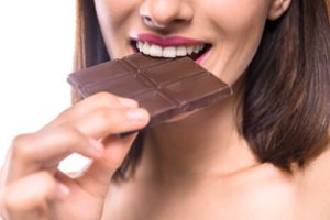 Tai gresia kiekvienai moteriai, o padėti gali juodasis šokoladas