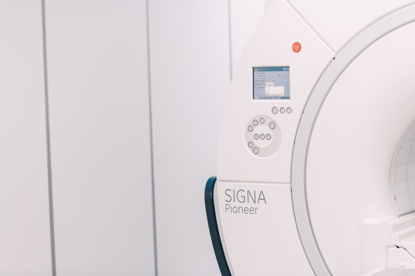 „GE Signa Pioneer 3T“ – pirmasis Lietuvoje ir kitose Baltijos šalyse privataus investuotojo tokio galingumo aparatas, skirtas pažangiai onkologinių ligų diagnostikai.<br> G.Jauniškio nuotr.