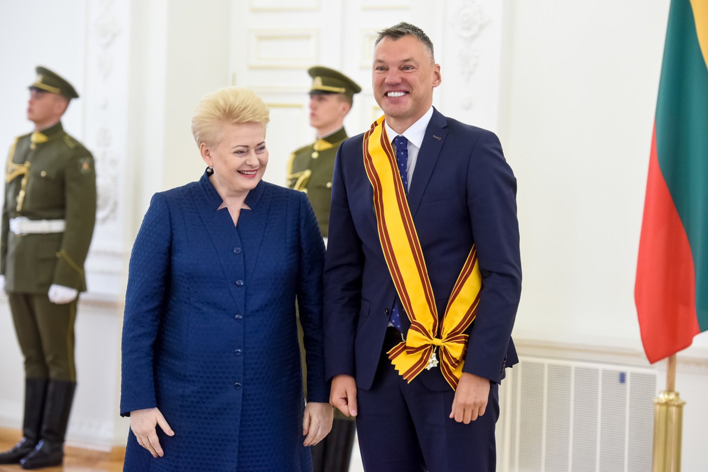  Prezidentė Dalia Grybauskaitė Šarūnui Jasikevičiui įteikė garbingiausią apdovanojimą.<br> D.Umbraso nuotr.