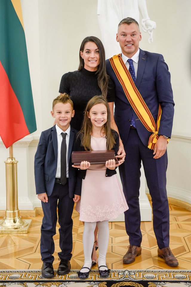  Šarūnas Jasikevičius su žmona Anna Douka, dukra Aila ir sūnumi Luku.<br> D.Umbraso nuotr.