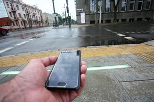 Naujas draudimas: pėstiesiems uždrausta kalbėtis telefonu perėjose