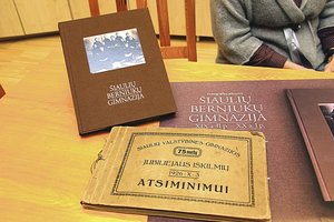 Iškiliai datai šiauliečiai su Australijos lietuvio parama dovanojo albumą