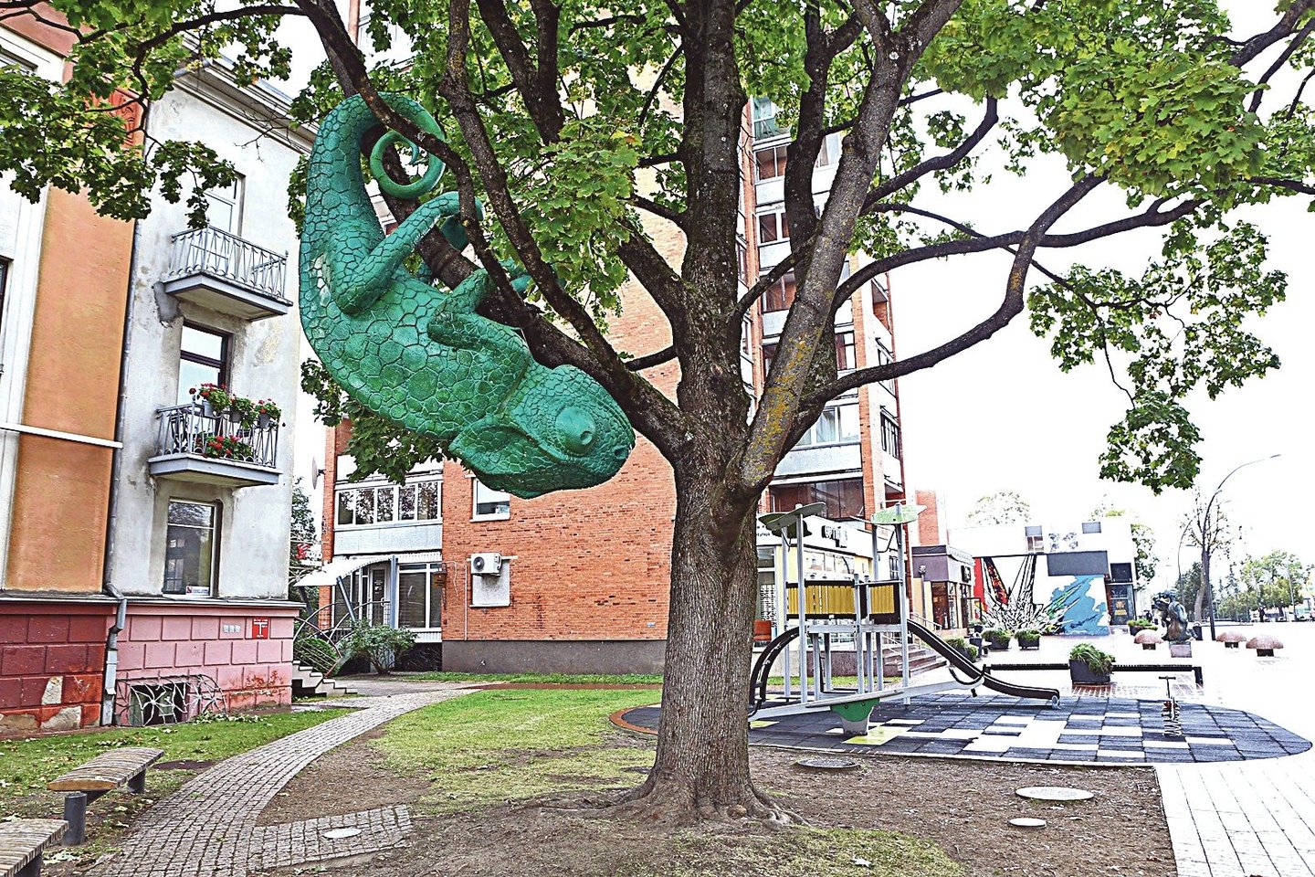 Bulvare ant šakų pakibo G.Linkevičiaus sukurtas didžiulis žalias chameleonas.<br>G.Šiupario nuotr.