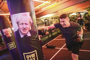 Nusivylimą dėl „Brexit“ britai lieja talžydami politikų atvaizdus