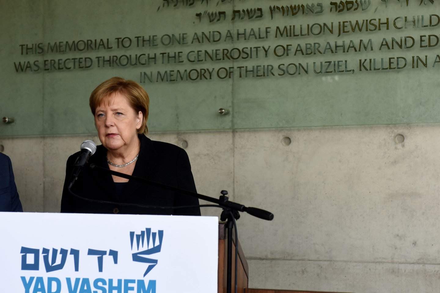  Vokietijos kanclerė Angela Merkel antrąją ir paskutinę savo vizito Izraelyje dieną pradėjo apsilankymu Holokausto memoriale „Yad Vashem“.<br> AFP/Scanpix nuotr.