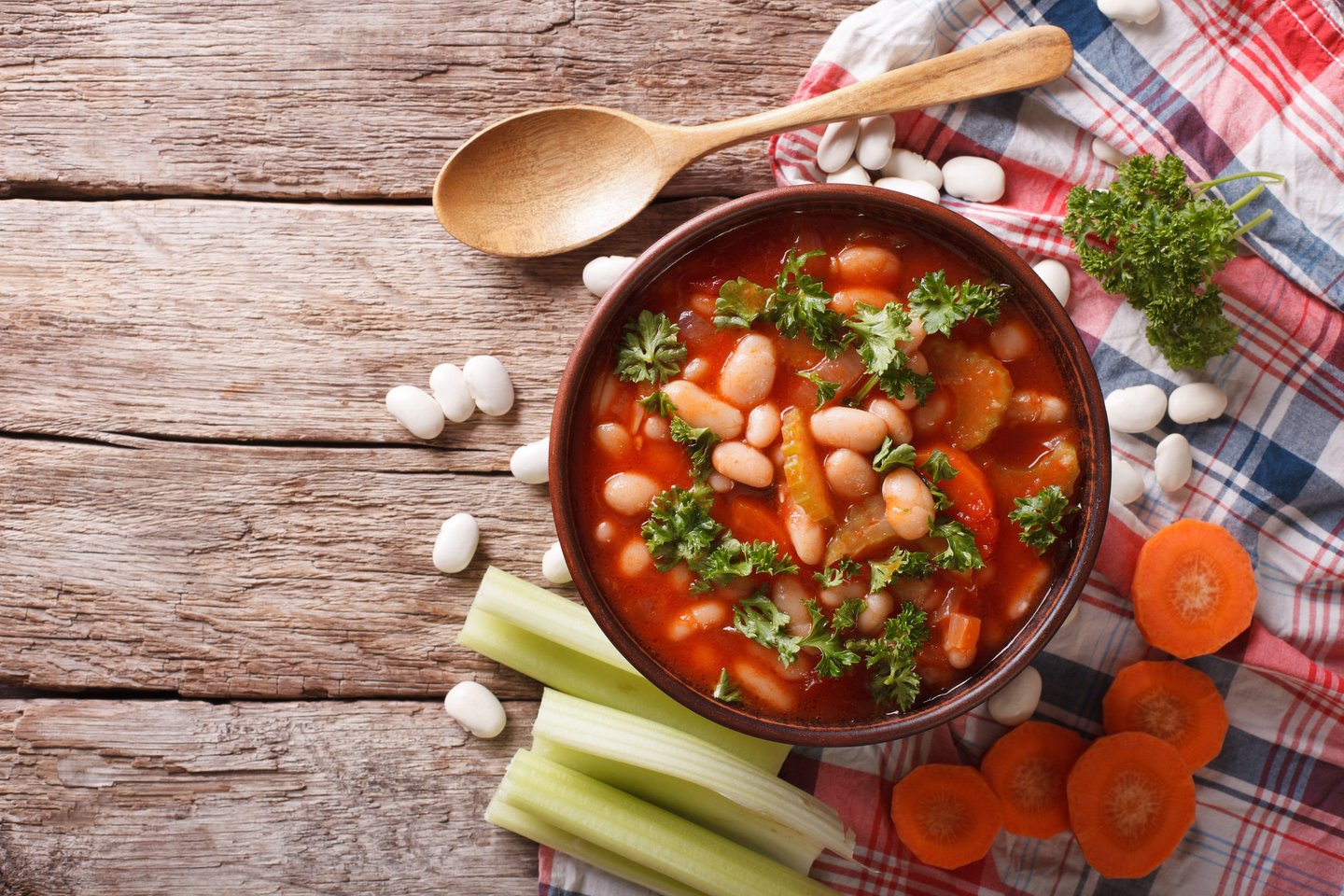  Gydytojas rekomenduoja du kartus per dieną suvalgyti daržovių sriubos su pupelėmis.<br> 123rf nuotr.