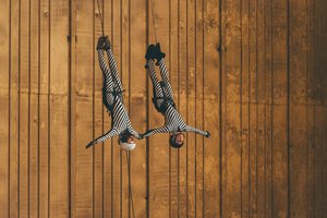 Vydūno istoriją šokėjai pasakos laivų statyklos ceche ant 25 metrų aukščio vartų