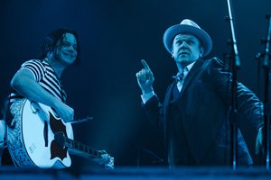 JAV žvaigždė J. White'as drebino „Siemens“ areną: plakatas su Vyčiu ir Holivudo žvaigždė scenoje