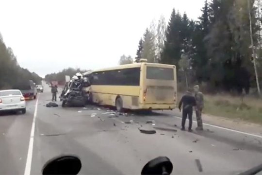 Tverės srityje – kraupi avarija: susidūrus autobusui ir mikroautobusui žuvo 13 žmonių