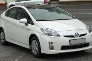 „Toyota“ dėl rimto pavojaus atšaukia dar net 2,4 mln. hibridinių automobilių