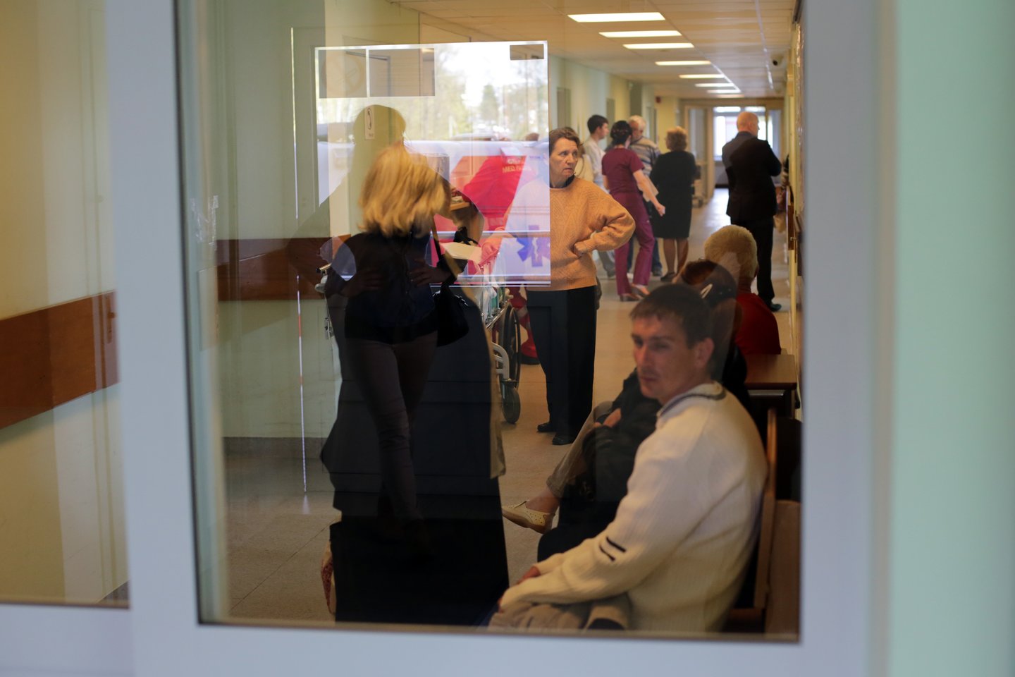 Norintiems apsilankyti pas gydytoją žmonėms neretai tenka palaukti eilėse.<br>V.Balkūno nuotr.