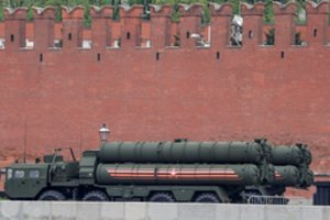Rusija ir Indija pasirašė sutartį dėl raketų S-400