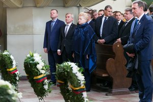 Lietuva atsisveikina su A. Ramanausku-Vanagu: pagarbą atidavė valstybės vadovai