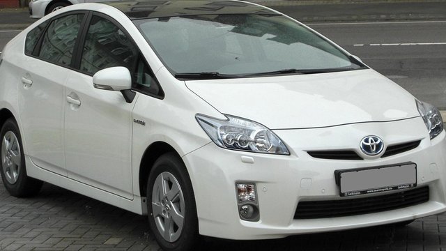 „Toyota“ dėl pavojaus atšaukia 2,4 mln. hibridinių automobilių