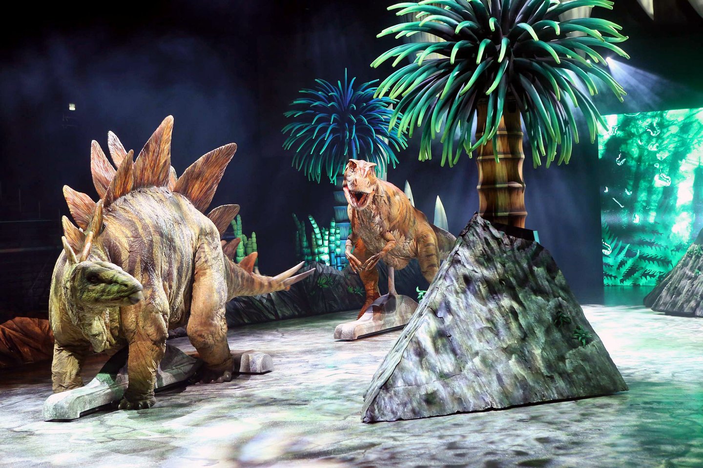  „Žalgirio" arenoje riaumoja įspūdingo dydžio dinozaurai.<br> M.Patašiaus nuotr.
