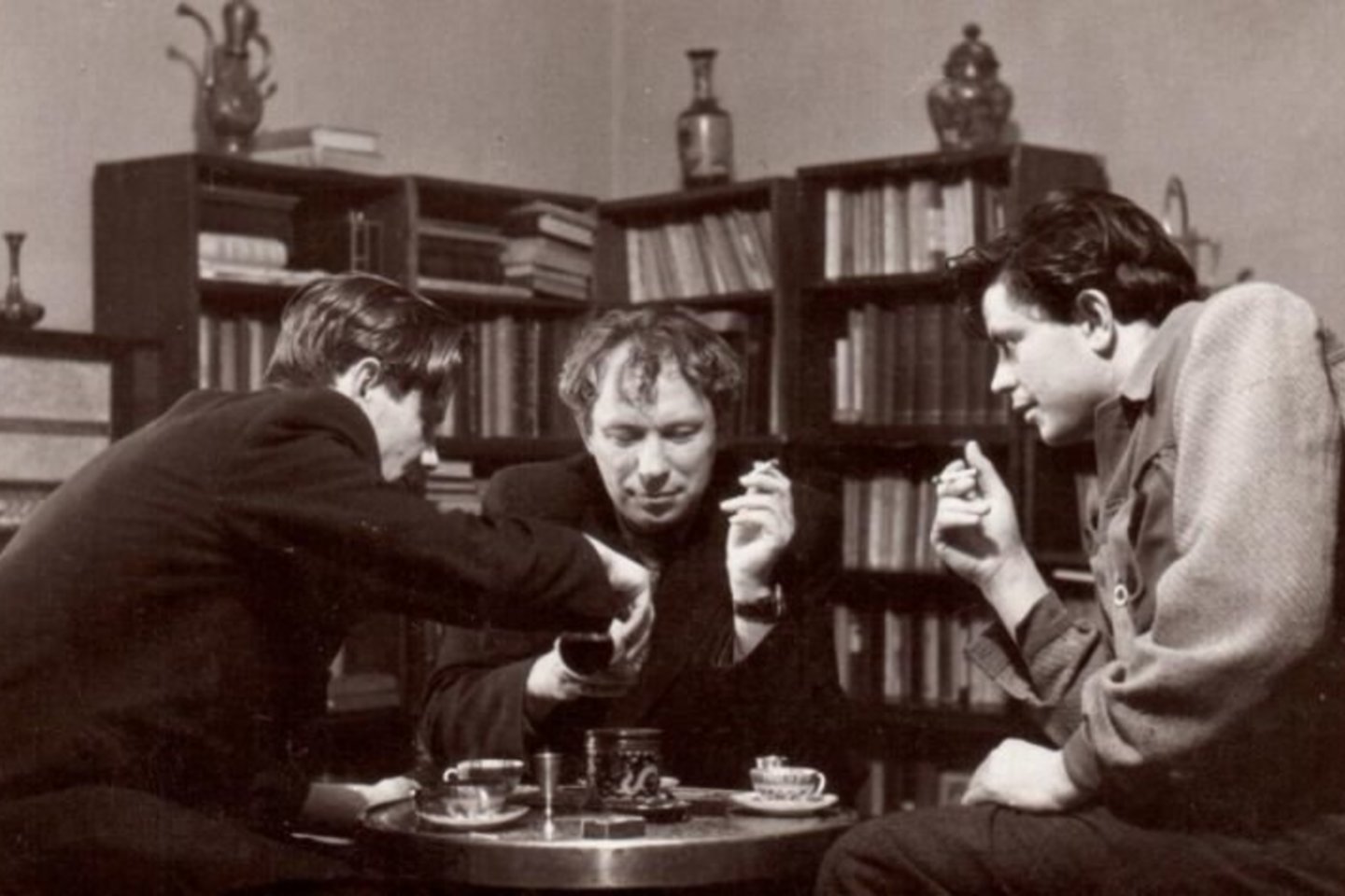 Panevėžio teatro draugija (iš kairės): aktorius V.Blėdis, režisierius J.Miltinis, aktorius D.Banionis.