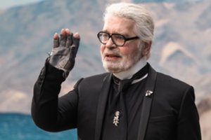 Mados genijui Karlui Lagerfeldui vienatvę išsklaido katė