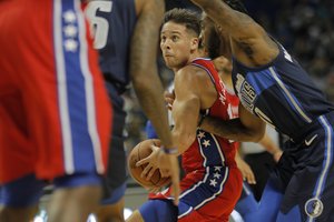 Kinijoje „Philadelphia 76ers“ palaužė „Mavericks“, o žaidėjas pabučiavo sirgalių