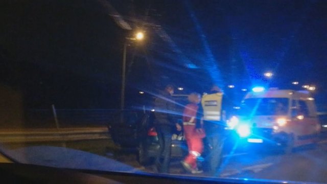 Žiūrovas užfiksavo nelaimę Kauno pakraštyje: automobilis atsitrenkė į atitvarą