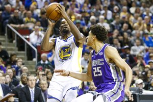 NBA čempionai „Warriors“ pasiekė pirmąją pergalę ikisezoninių rungtynių cikle