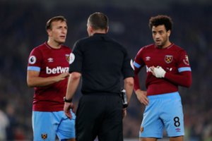 Anglijos futbolo stadionuose žiūrovai į aikštę įmeta keisčiausių dalykų 