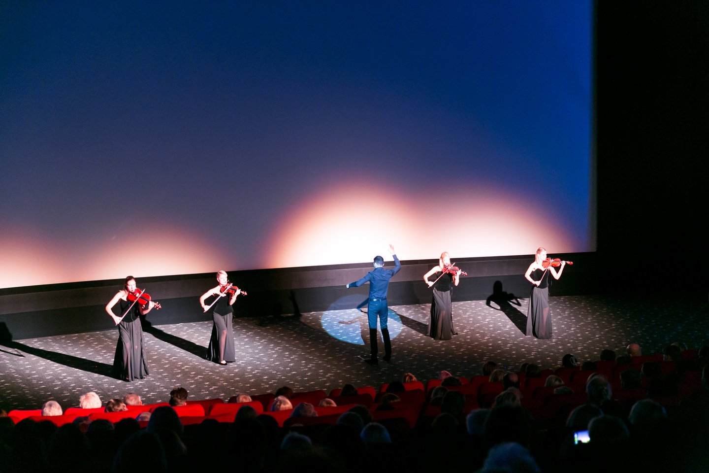  Kino operų sezono pradžia pritraukė pasipuošusią rinktinę publiką. Įdomų pasirodymą kino salėje surengė G.Gelgoto (centre) vadovaujamas ansamblis NIKO.<br> T.Bauro nuotr.