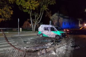 Širvintose beteisis vairuotojas rėžėsi į policijos mašiną: po smūgio į stulpą sužeisti du patruliai