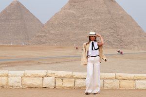 Egipte viešėjusi Melania Trump žavėjo apgalvotu stiliumi
