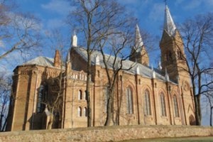 Vandalai dažais išniekino Krekenavos bažnyčią: apversti kryžiai ir raudona žvaigždė