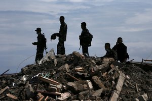 Indonezijoje stichijos aukų padaugėjo beveik iki 2 000, bet kūnai teberenkami