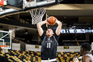 Lietuvos krepšininkas buvo areštuotas JAV: sumušė komandos draugą, grasino užmušti