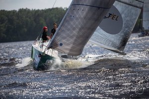 Tarp Lietuvos buriavimo čempionų – olimpietis J. Bernotas ir jachtos „Raganosio“ įgula