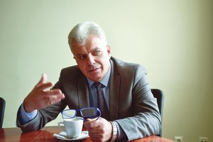 Teisiamas Utenos meras Alvydas Katinas – be algos, bet pokštauja