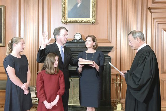 Donaldo Trumpo kandidatas mūšį laimėjo, tačiau virš teismo kybo juodas debesis