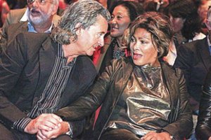 Tina Turner autobiografijoje atskleidė: užklupus vėžiui ją išgelbėjo vyro kilnus poelgis