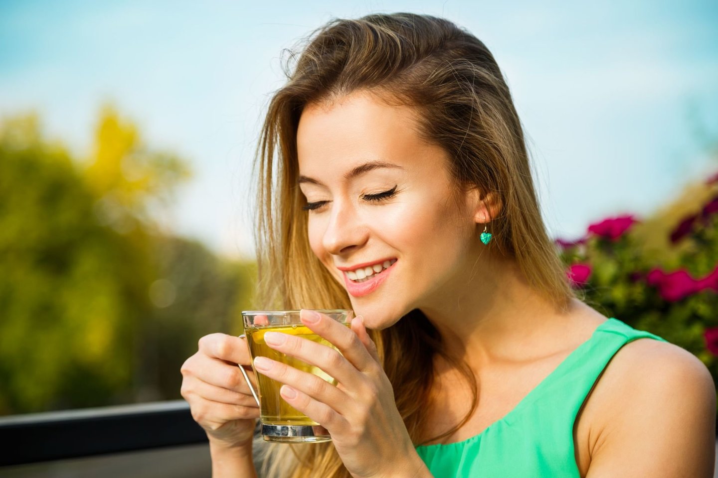  Žalioji arbata turi gana sudėtingą cheminę sudėtį bei daug naudingųjų maistinių medžiagų.<br> 123rf nuotr.
