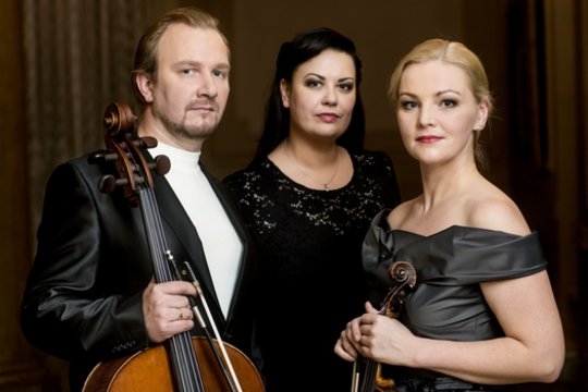 Filharmonijos koncerte „Trims“ – aukščiausius balus pelnęs dirigentas ir trio „FortVio“