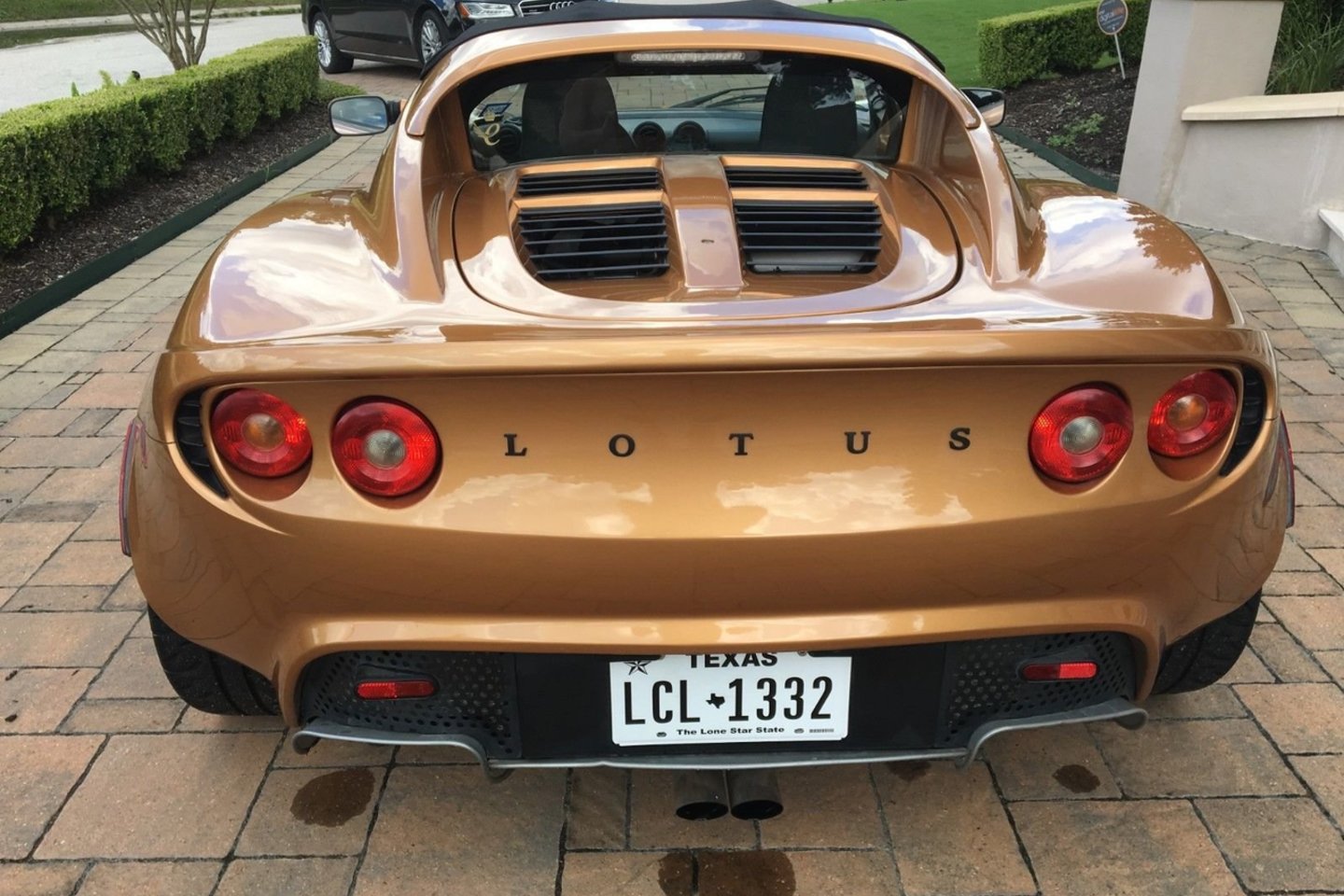 Dėl neįtikėtinai brangaus „Lotus Elise“ kėbulo remonto draudimo kompanija nurašė visą automobilį.<br> Ebay nuotr.