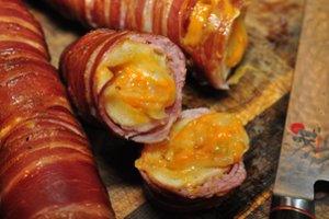 Gardžių užkandžių stalui – keptas sūriu įdarytas batonas su šonine