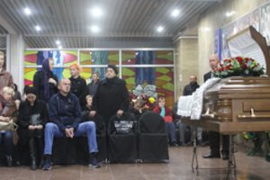 „Medžiai miršta stovėdami“: Kijevas atsisveikino su garsiuoju krepšininku G. Chižniaku