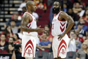 „Rockets“ arenoje ir vėl bėgiojo L. Scola, o tritaškių serija kinus žudė J. Hardenas