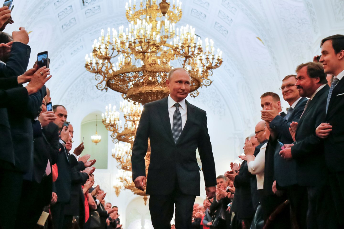 Krenta ne tik V.Putino, bet ir valdančiosios partijos ir visų ministrų reitingai. <br>Reuters/Scanpix nuotr.