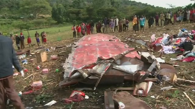Kenijoje per autobuso avariją žuvo mažiausiai 50 žmonių