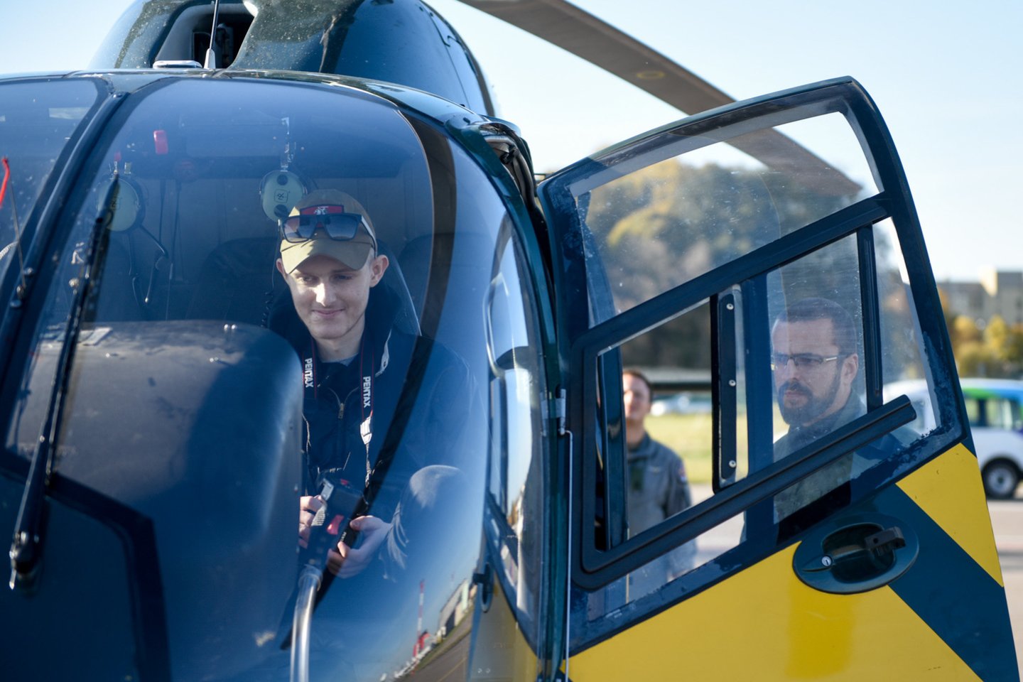  Renginio metu buvo išpildyta Ernesto svajonė paskraidyti sraigtasparniu. <br> D.Umbraso nuotr. 