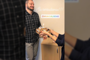 Neseniai tėvu tapusio Arūno Valinsko jaunesniojo šeimoje – dar viena šventė