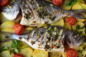 Dorados su bulvėmis ir pomidorais: verta kepti dar ne kartą