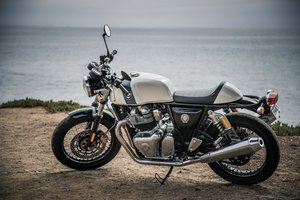 „Royal Enfield“ po 48 metų pertraukos sukūrė motociklą su dviejų cilindrų varikliu